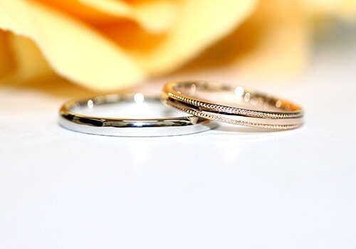 シンプルな結婚指輪で貴金属の素材をプラチナと金に