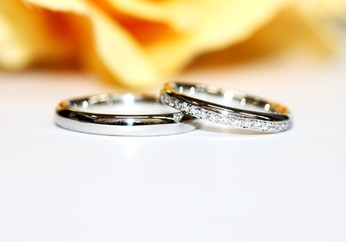 女性の指輪はハーフエタニティで向きによってダイヤが見えます。