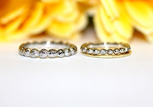 手作り指輪らしい自然な丸が連なる芸術的な結婚指輪です。