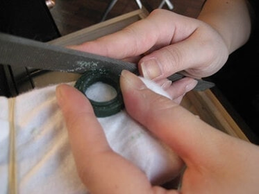 手作り指輪の手順　厚みを指定の数値まで削る