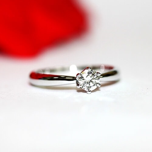 ダイヤモンドが引き立つシンプルなデザインの婚約指輪です。
