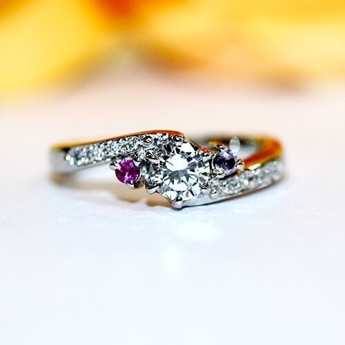 婚約指輪オリジナルデザインベスト１　Pt900ダイヤモンド婚約指輪　ピンクトルマリン、タンザナイト入り（誕生石）