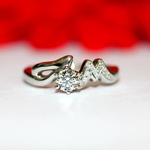 婚約指輪オリジナルデザインベスト２　Pt900ダイヤモンド婚約指輪　男性イニシャル「T」、女性イニシャル「M」アクアマリン入り