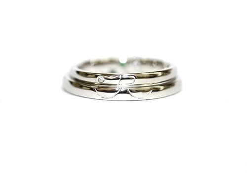 Pt900結婚指輪　ダイヤモンド入り　男性イニシャル「T」、女性イニシャル「R」の手書き文字